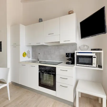 Terrazza, Air Conditioning And Post Bus Private Appartamento